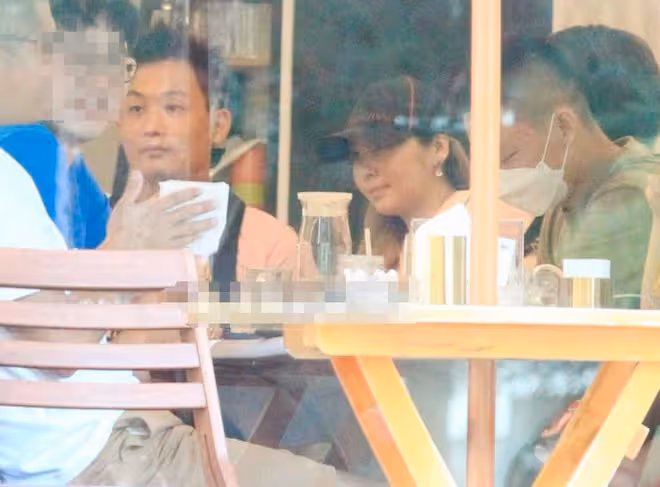 38歲女星懷孕7個月當街抽菸！與家人吞雲吐霧，媽媽曾因肺癌去世