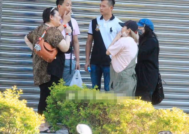 38歲女星懷孕7個月當街抽菸！與家人吞雲吐霧，媽媽曾因肺癌去世