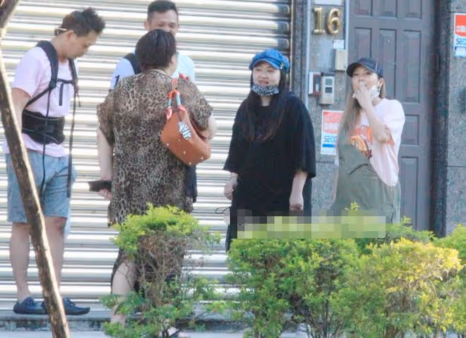 38歲女星懷孕7個月當街抽菸！與家人吞雲吐霧，媽媽曾因肺癌去世