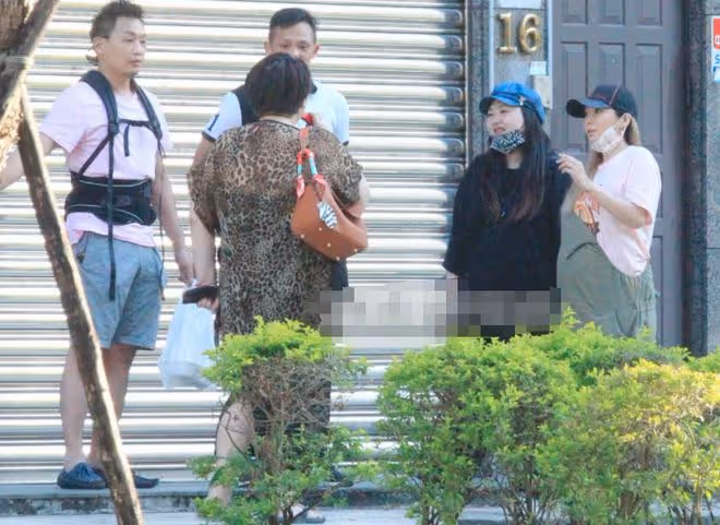 38歲女星懷孕7個月當街抽菸！與家人吞雲吐霧，媽媽曾因肺癌去世
