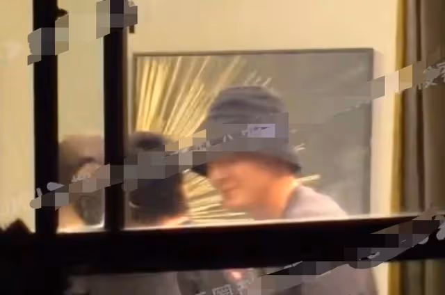 41歲男演員室內聚餐抽菸，後轉戰酒吧與美女同行，本人已結婚生子