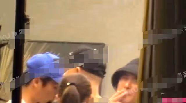 41歲男演員室內聚餐抽菸，後轉戰酒吧與美女同行，本人已結婚生子