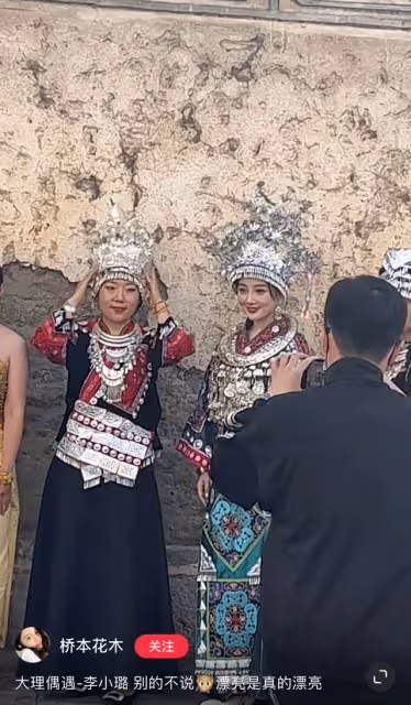 李小璐母女大理被偶遇,與素人合影顏值差別大,眾人圍拍人氣火爆