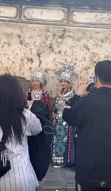 李小璐母女大理被偶遇,與素人合影顏值差別大,眾人圍拍人氣火爆