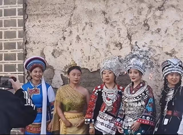 李小璐母女大理被偶遇,與素人合影顏值差別大,眾人圍拍人氣火爆