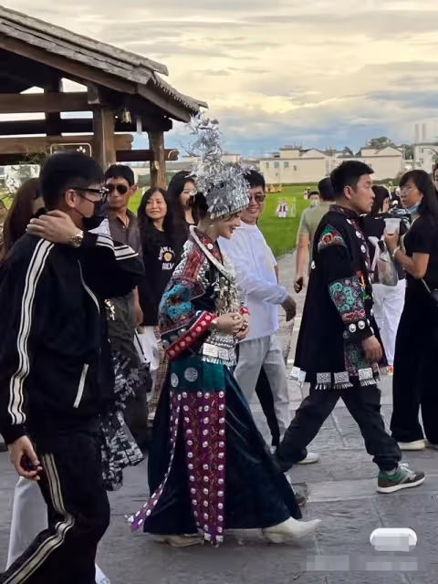 李小璐母女大理被偶遇,與素人合影顏值差別大,眾人圍拍人氣火爆