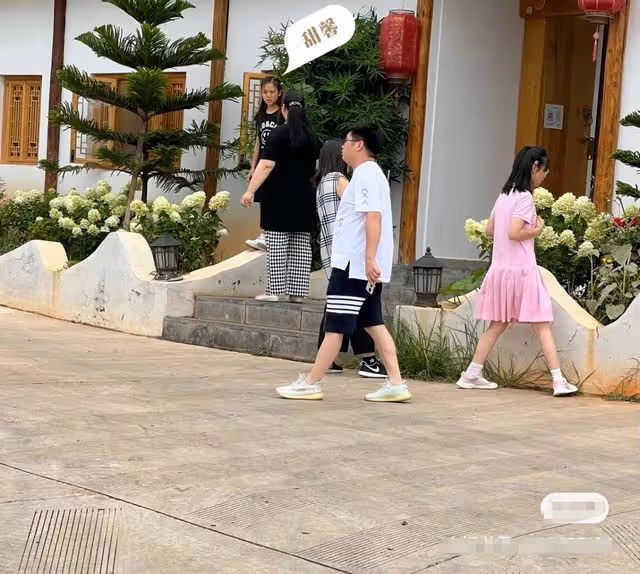 李小璐母女大理被偶遇,與素人合影顏值差別大,眾人圍拍人氣火爆