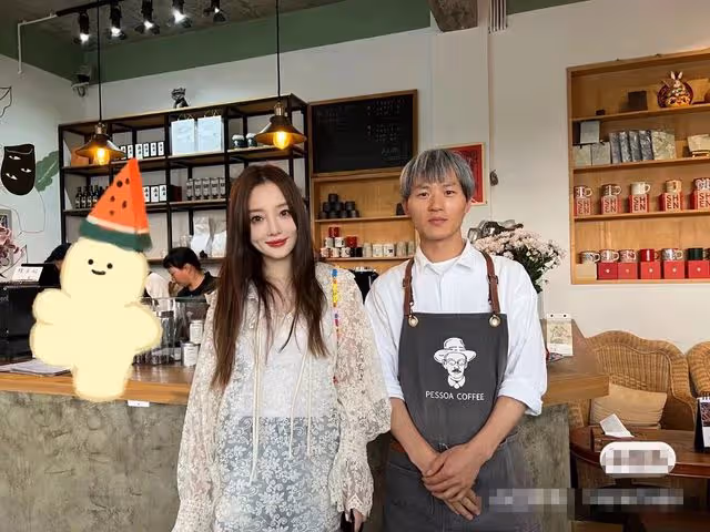 李小璐母女大理被偶遇,與素人合影顏值差別大,眾人圍拍人氣火爆