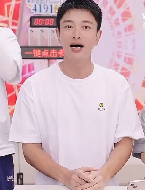 李小璐母女大理被偶遇,與素人合影顏值差別大,眾人圍拍人氣火爆