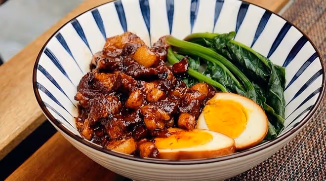 經典滷肉飯：肉汁濃郁！