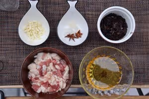 經典滷肉飯：肉汁濃郁！