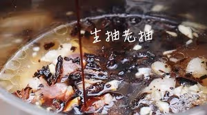 經典滷肉飯：肉汁濃郁！