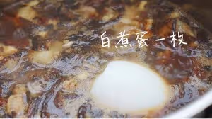 經典滷肉飯：肉汁濃郁！