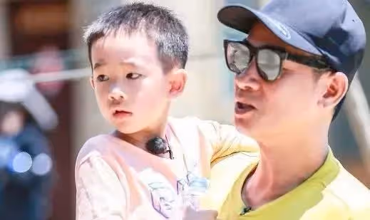心中永遠的痛!陳小春兒時窮困「無心提議賣弟弟換錢」悔恨終生 功成名就身價上億「找不回弟弟」
