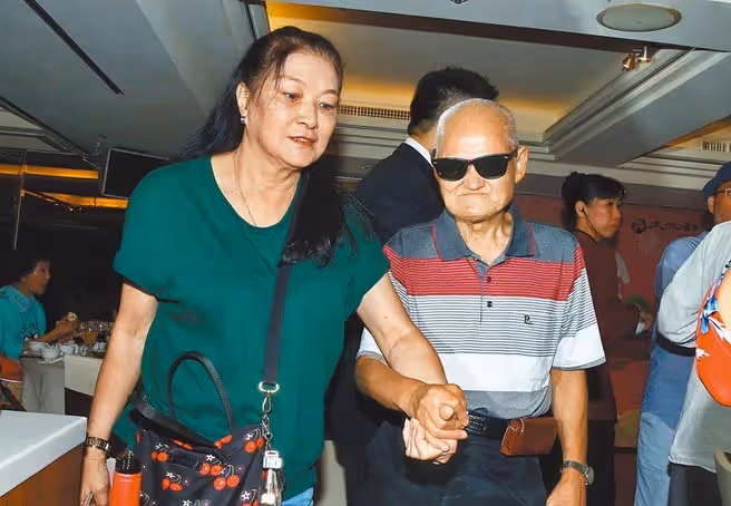窩豬肉攤賣唱維生!李炳輝遭目睹「穿薄衣討生活畫面」苦撐收入 堅持養活自己「牽手愛妻表態」:不要憐憫