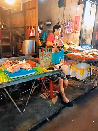 窩豬肉攤賣唱維生!李炳輝遭目睹「穿薄衣討生活畫面」苦撐收入 堅持養活自己「牽手愛妻表態」:不要憐憫