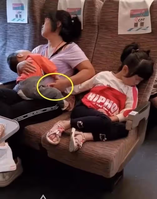 獨自帶倆孩子坐高鐵!寶媽倚靠背睡著了 視線下移看到「寶媽的手」全網沉默了