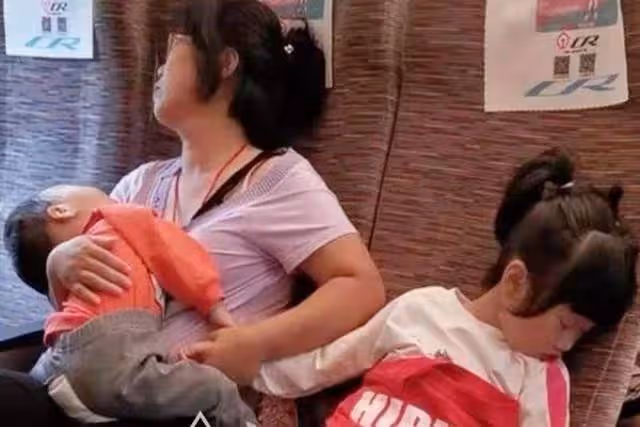 獨自帶倆孩子坐高鐵!寶媽倚靠背睡著了 視線下移看到「寶媽的手」全網沉默了