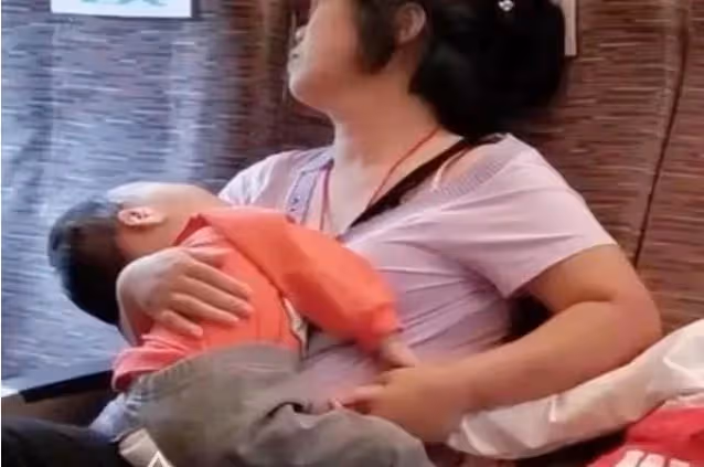 獨自帶倆孩子坐高鐵!寶媽倚靠背睡著了 視線下移看到「寶媽的手」全網沉默了