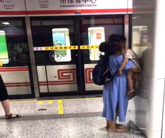獨自帶倆孩子坐高鐵!寶媽倚靠背睡著了 視線下移看到「寶媽的手」全網沉默了
