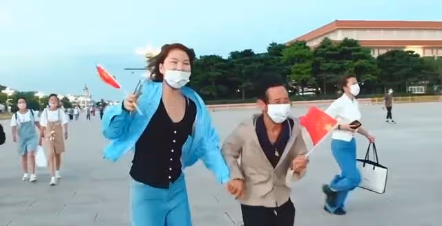 女子報恩，扛起1米4的養父看升旗，一個動作一句話，讓人瞬間淚目