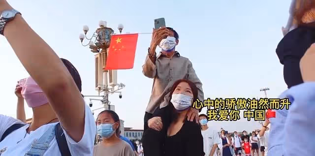 女子報恩,扛起1米4的養父看升旗,一個動作一句話,讓人瞬間淚目