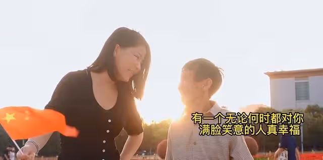 女子報恩,扛起1米4的養父看升旗,一個動作一句話,讓人瞬間淚目