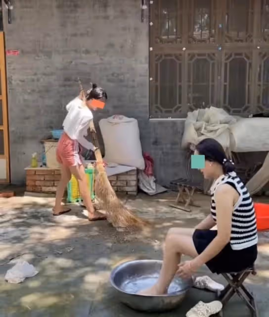 女子報恩,扛起1米4的養父看升旗,一個動作一句話,讓人瞬間淚目