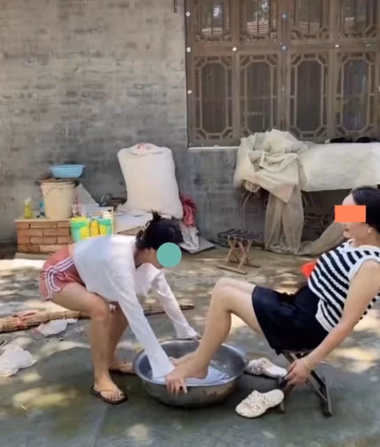 女子報恩,扛起1米4的養父看升旗,一個動作一句話,讓人瞬間淚目
