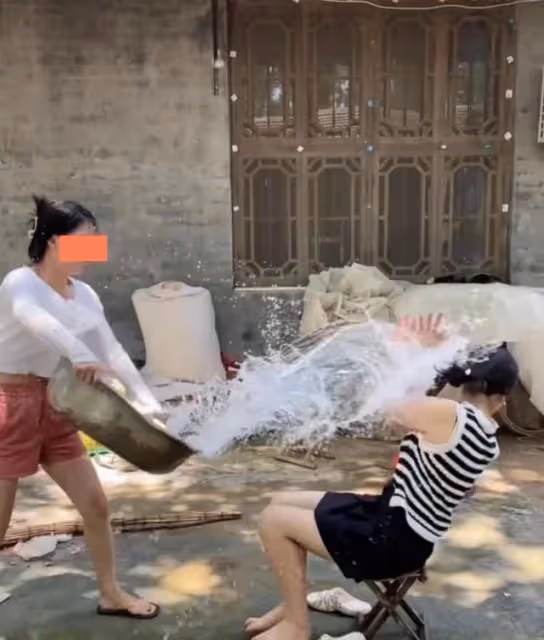 女子報恩,扛起1米4的養父看升旗,一個動作一句話,讓人瞬間淚目