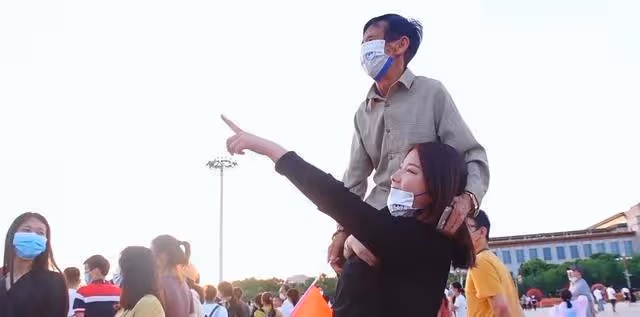 女子報恩,扛起1米4的養父看升旗,一個動作一句話,讓人瞬間淚目