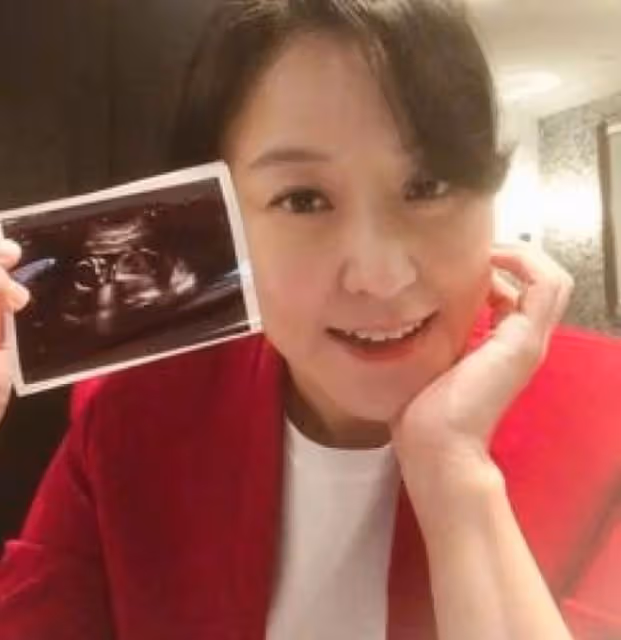 45歲資深女星宣布懷孕,曬B超照自嘲「我是老蚌」!婚姻狀況成謎