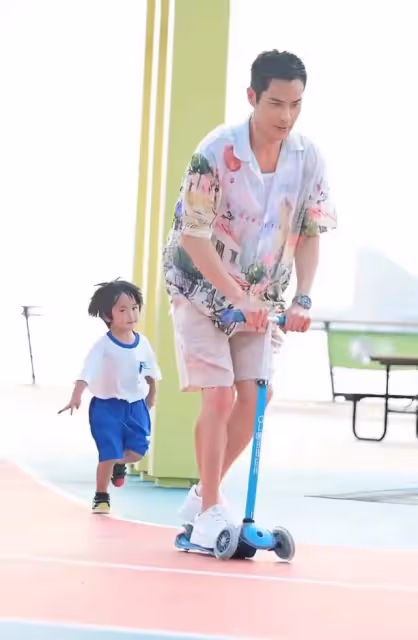 51歲鄭嘉穎為2歲次子慶生，90後妻子大秀美腿，倆兒子似爸顏值高