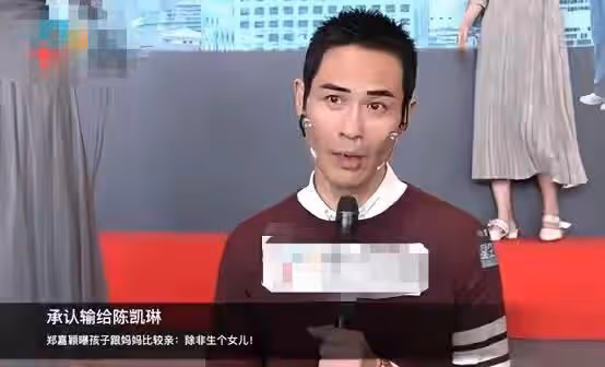 51歲鄭嘉穎為2歲次子慶生,90後妻子大秀美腿,倆兒子似爸顏值高