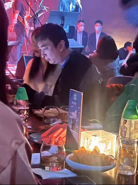 王思聰酒吧嗨玩至凌晨四點,穿萬元上衣美女作陪,脖子下巴連一塊