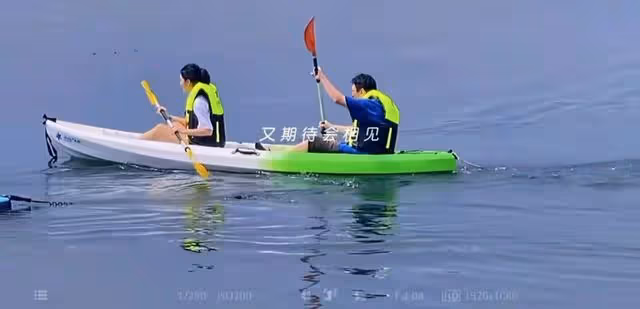 王思聰酒吧嗨玩至凌晨四點,穿萬元上衣美女作陪,脖子下巴連一塊