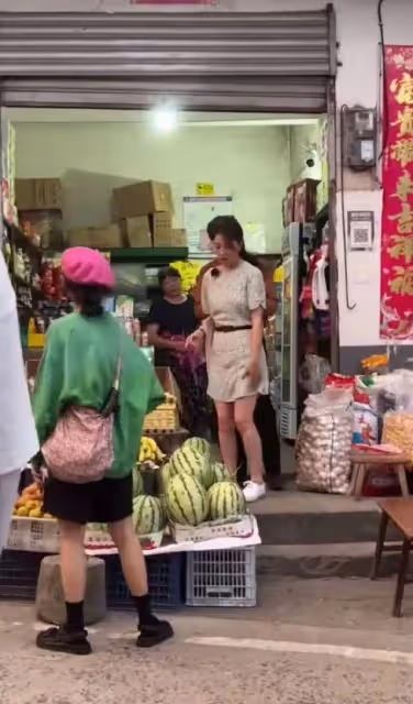殷桃逛小賣鋪打扮低調,素顏出鏡皮膚蠟黃,穿短裙秀美腿不見腳踝