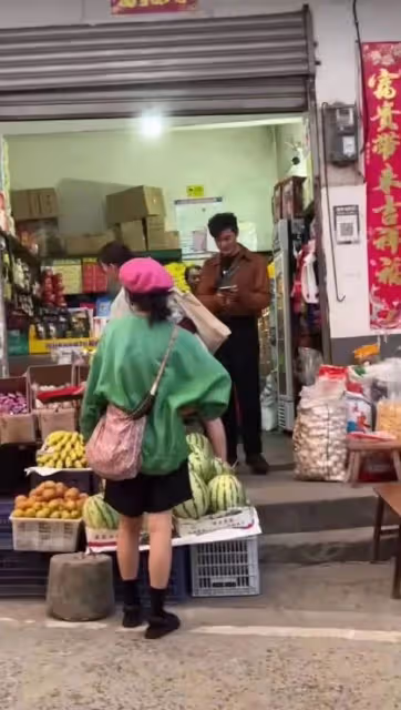殷桃逛小賣鋪打扮低調,素顏出鏡皮膚蠟黃,穿短裙秀美腿不見腳踝