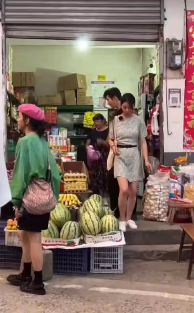 殷桃逛小賣鋪打扮低調,素顏出鏡皮膚蠟黃,穿短裙秀美腿不見腳踝