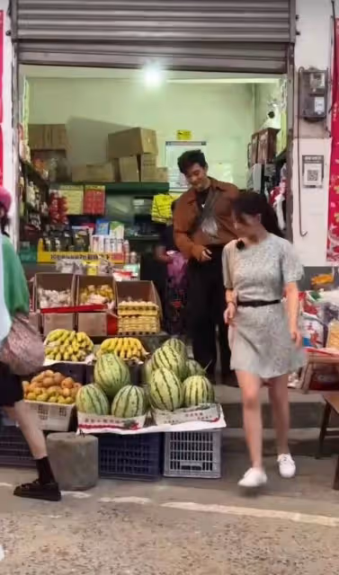 殷桃逛小賣鋪打扮低調,素顏出鏡皮膚蠟黃,穿短裙秀美腿不見腳踝