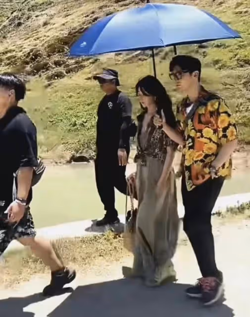 殷桃逛小賣鋪打扮低調,素顏出鏡皮膚蠟黃,穿短裙秀美腿不見腳踝