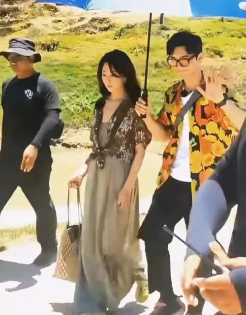 殷桃逛小賣鋪打扮低調,素顏出鏡皮膚蠟黃,穿短裙秀美腿不見腳踝