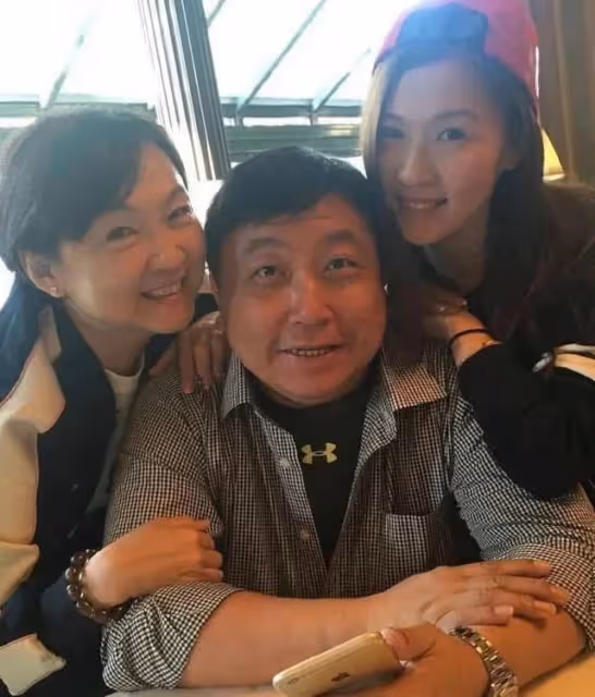 她是王晶妻子！相貌平平「僅憑一個本事」逼走情敵邱淑貞　被丈夫「獨寵40年」笑到最後