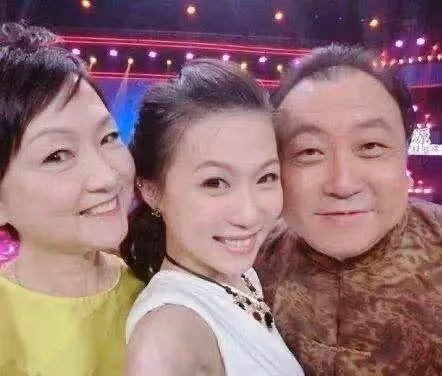 她是王晶妻子！相貌平平「僅憑一個本事」逼走情敵邱淑貞　被丈夫「獨寵40年」笑到最後