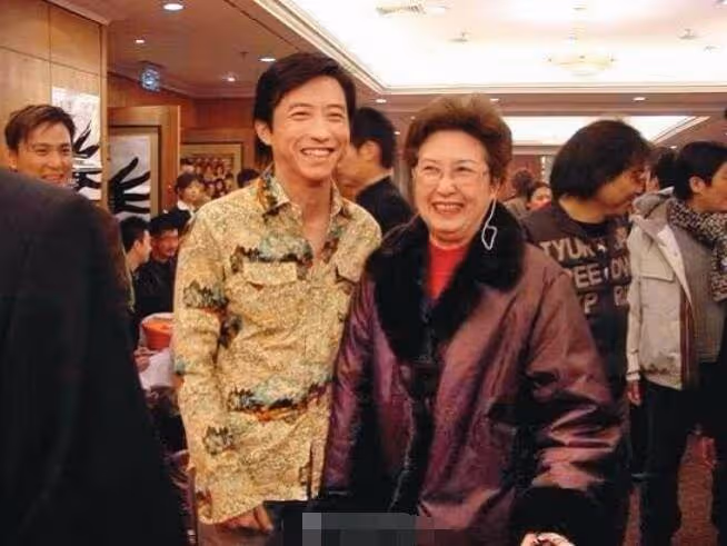 和庾澄慶失婚13年後,再看伊能靜,才明白她的悲劇都是媽媽造成的