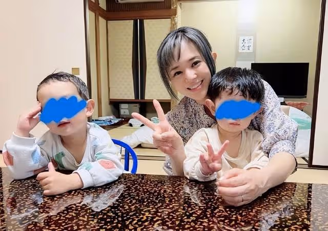 蒼井空帶雙胞胎兒子接機,38歲依舊美麗動人,一家四口幸福無比