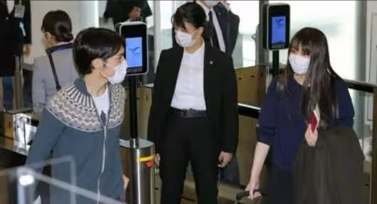 真子公主陪小室圭第三度考律師,駙馬扎小辮穿短褲,神態很放鬆