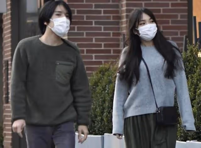 真子公主陪小室圭第三度考律師,駙馬扎小辮穿短褲,神態很放鬆