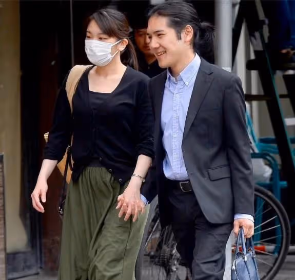 真子公主陪小室圭第三度考律師,駙馬扎小辮穿短褲,神態很放鬆