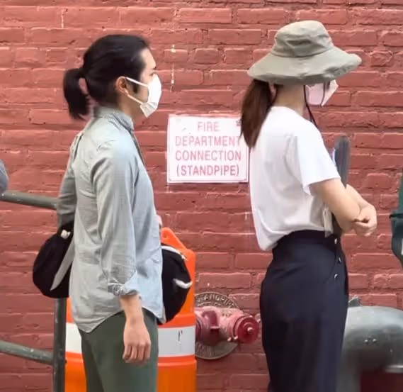 真子公主陪小室圭第三度考律師,駙馬扎小辮穿短褲,神態很放鬆